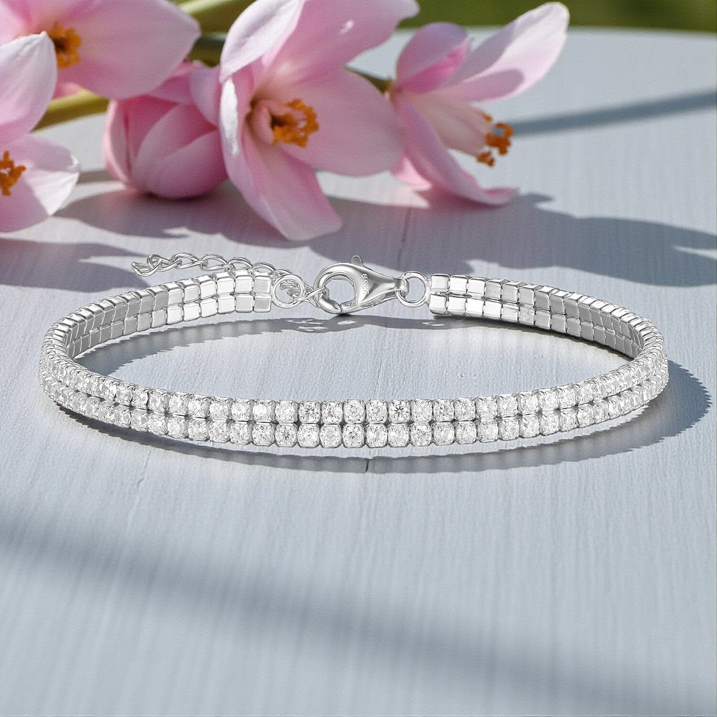 Tennisarmband aus 925 Silber mit 2 Reihen Zirkonia liegend auf Tischplatte