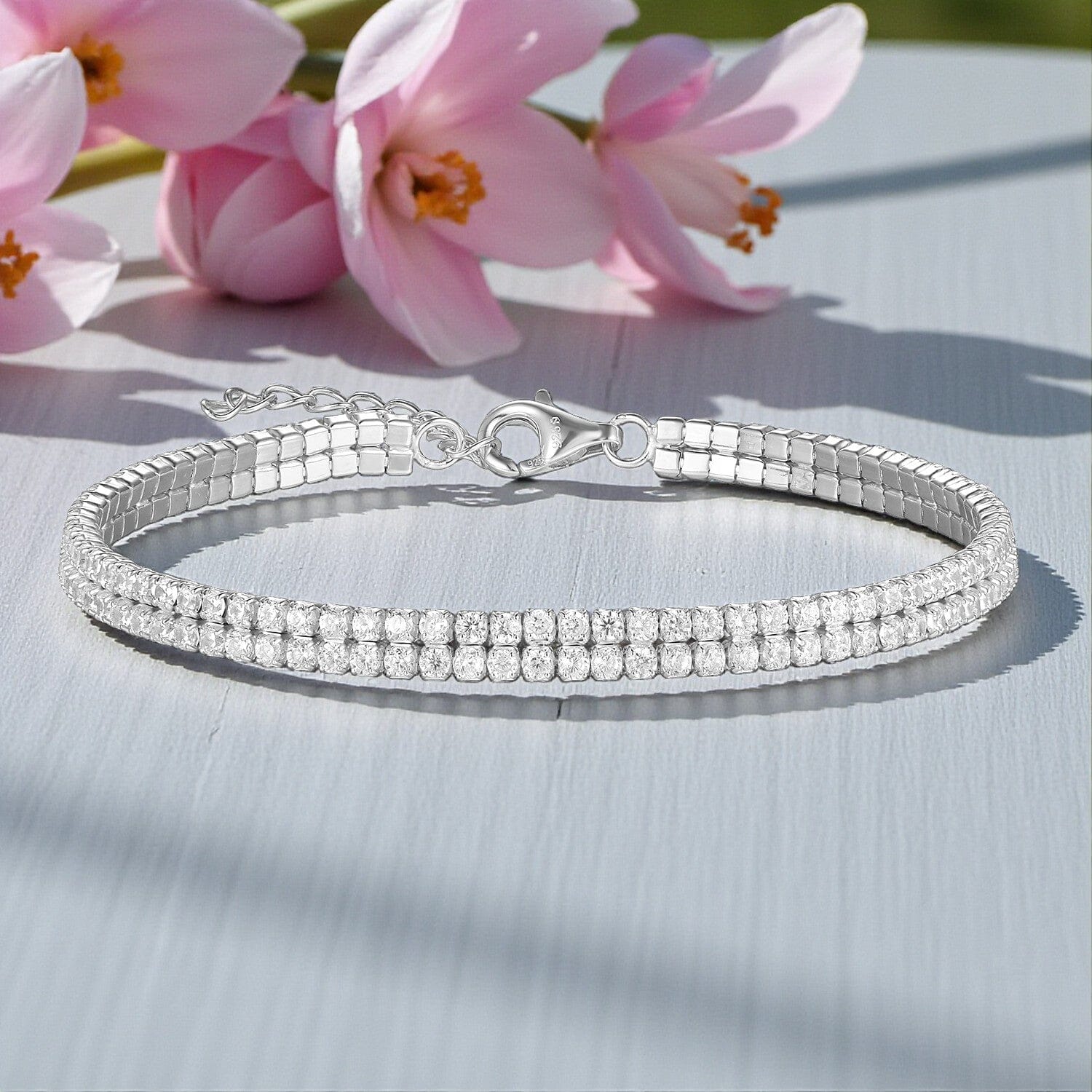 Tennisarmband aus 925 Silber mit 2 Reihen Zirkonia liegend auf Tischplatte