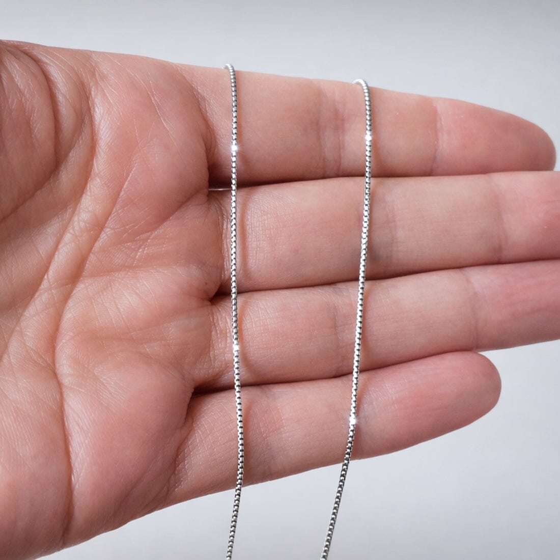 Halskette Feine Venezianerkette 925 Silber rhodiniert in der Hand gezeigt
